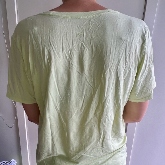 Size 12 lululemon T shirt - Picture 2 of 2